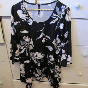 Tunic with Pockets Black and White Size Medium. Super Soft and flattering